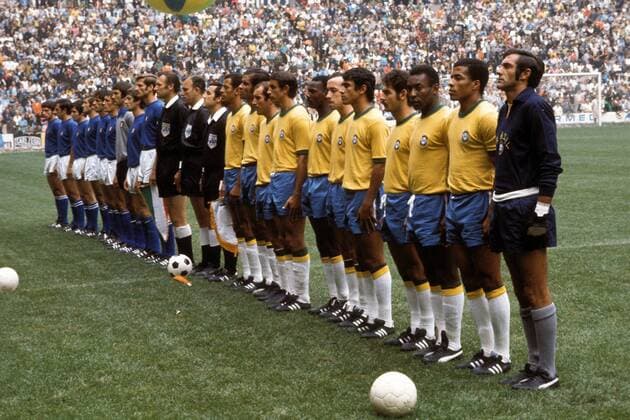 Mannschaftsaufstellung Brasilien, v.re.: Torwart Felix, Jairzinho, Pele, Rivelino, Clodoaldo, Tostao, Everaldo, Piazza, Gerson, Brito, Carlos Alberto, Linienrichter Angel Coerezza, Schiedsrichter Rudolf Glöckner (DDR), Linienrichter Rüdi Scheurer... Fußball WM Herren Weltmeisterschaft 1970, Nationalmannschaft, Nationalteam, Nationaltrikot, Finale, Endspiel, Totale Brasilien - Italien 4:1 Mexiko-City, Mexico-Stadt
