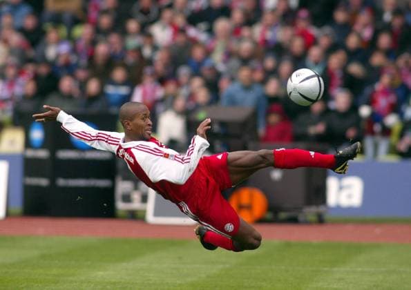 Ze Roberto (Bayern) mit spektakulärer Flugeinlage Fußball 1. BL Herren Saison 2003 2004, FC Bayern München, Vdig Einzelbild München Dynamik,