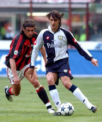 Federico Cossato (Chievo Verona, re.) gegen Paolo Maldini (Milan) Fußball Herren Serie A 2003 2004, 1. Italienische Liga, AC Mailand - AC Chievo Verona 2:2, Vdig Gruppe Mailand Dynamik,