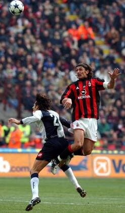 Paolo Maldini (Milan, re.) gegen Federico Cossato (Chievo Verona) Fußball Herren Serie A 2003 2004, 1. Italienische Liga, AC Mailand - AC Chievo Verona 2:2, Vdig Gruppe Mailand Dynamik,
