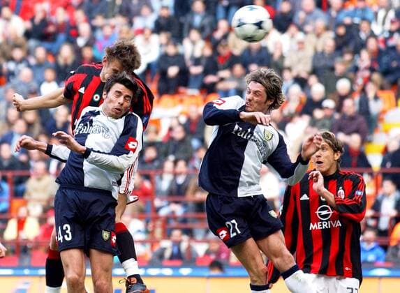 Andrea Barzagli (li.) und Fabio Moro (beide Chievo Verona, 2.v.re.) können den Ball von Schewtschenko (Milan, h.li.) nicht abwehren - es fällt das 2:2 Fußball Herren Serie A 2003 2004, 1. Italienische Liga, AC Mailand - AC Chievo Verona 2:2, Vdig Gruppe Mailand Dynamik,