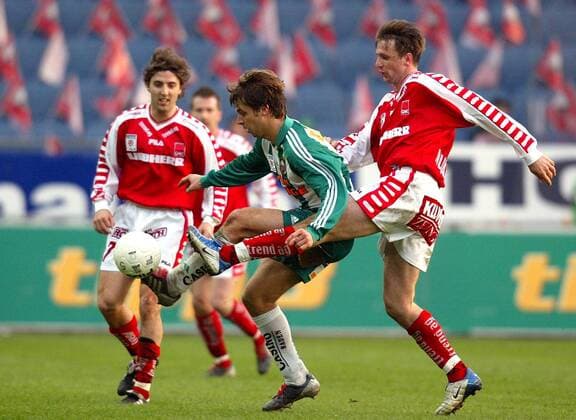 Andreas Ivanschitz (Rapid Wien, Mitte) gegen Joachim Standfest (li.) und Samir Muratovic (beide Grazer AK) Fußball Herren tmobileBundesliga 2003 2004, 1. Österreichische Liga, Liebherr Grazer AK - SK Rapid Wien 2:1, GAK Gruppe Graz Dynamik,