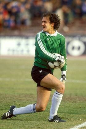 Torwart Borislav Mikhailov (Vitosha Sofia) am Ball Fußball Herren DEUTSCHSPRACHIGE SPORTZEITSCHRIFTEN UND -ZEITUNGEN NUR NACH RÜCKSPRACHE, Saison 1986 1987 Einzelbild 1. Bulgarische Liga Sofia