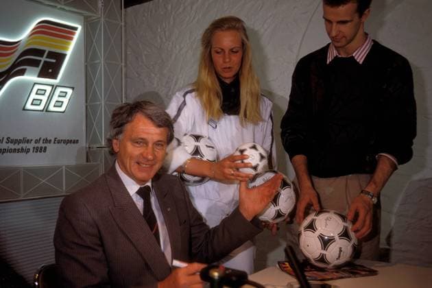 Nationaltrainer Bobby Robson (England) gibt auf den offiziellen Spielball Adidas Tango Autogramme Fußball EM Herren DEUTSCHSPRACHIGE SPORTZEITSCHRIFTEN UND -ZEITUNGEN NUR NACH RÜCKSPRACHE, Europameisterschaft 1988 Gruppe