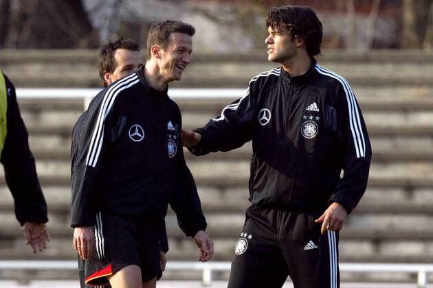 Fredi Bobic (li.) und Michael Ballack (beide Deutschland) gut gelaunt beim Training Fußball Herren Nationalmannschaftstraining 2004, Nationalmannschaft, Nationalteam Gruppe Bergisch Gladbach