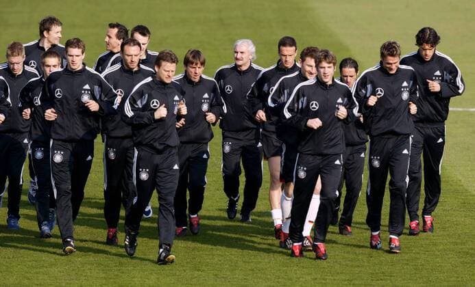 Teamchef Rudi Völler (Mitte, Deutschland) gesellt sich beim Mannschaftslauf zwischen seine Schützlinge Fußball Herren Nationalmannschaftstraining 2004, Nationalmannschaft, Nationalteam, Training Totale Bergisch Gladbach