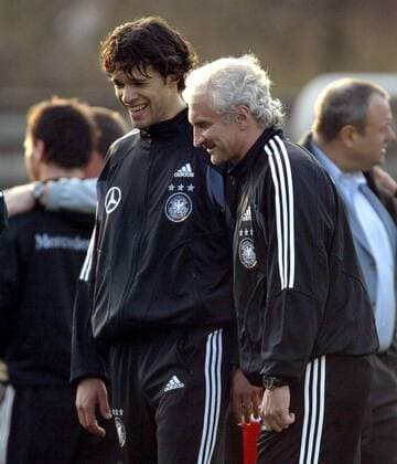 Michael Ballack (li.) und Teamchef Rudi Völler (beide Deutschland) gut gelaunt Fußball Herren Nationalmannschaftstraining 2004, Nationalmannschaft, Nationalteam, Training Gruppe Bergisch Gladbach Harmonie