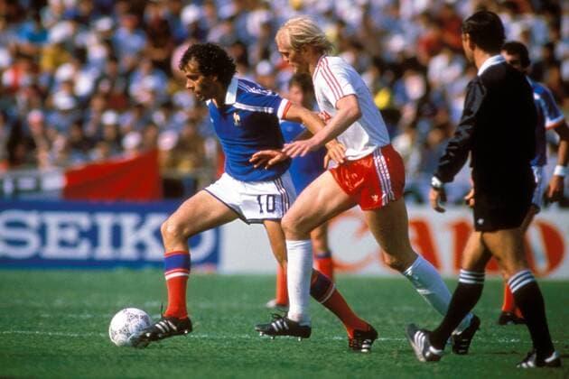 Michel Platini (li., Frankreich) gegen Ian Bridge (Kanada) Fußball WM Herren Weltmeisterschaft 1986, Gruppenspiel, Gruppe C, Länderspiel, Nationalmannschaft, Nationalteam Gruppe Kanada - Frankreich 0:1 Leon Dynamik,