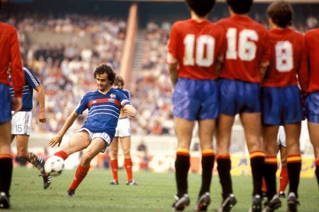 Fußball, EM Finale 1984 in Paris, Frankreich - Spanien Michel Platini (Frankreich) zirkelt einen Freistoß um die spanische Abwehrmauer Fußball EM Herren DEUTSCHSPRACHIGE SPORTZEITSCHRIFTEN UND -ZEITUNGEN NUR NACH RÜCKSPRACHE, Europameisterschaft 1984 Gruppe Frankreich - Spanien 2:0, Finale, Endspiel Paris Dynamik,
