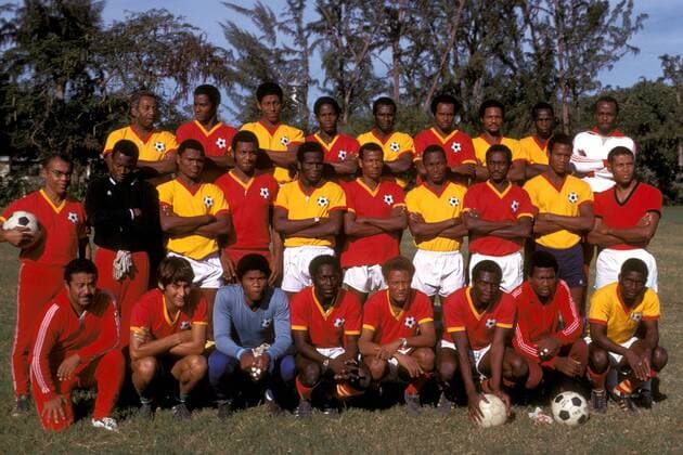 Kader Haiti - u.a. mit Nationaltrainer Antoine Tassy (Mitte, li.) und vorn mit Philippe Vorbe (2.v.li.) und Torwart Henry Francillon (3.v.li.) Fußball WM Herren Weltmeisterschaft 1974, Nationalmannschaft, Nationalteam, Nationaltrikot, Totale