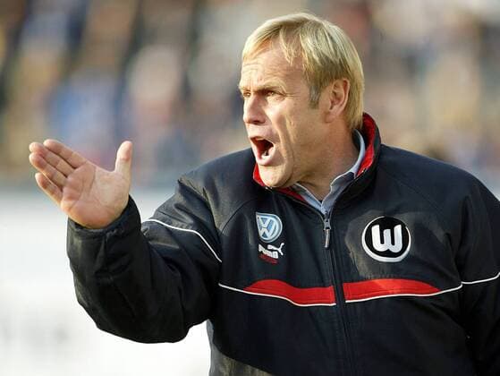 Trainer Jürgen Röber (Wolfsburg) gibt Anweisungen Fußball 1. BL Herren Saison 2003 2004, Rostock - VfL Wolfsburg 3:1, Vdig, Einzelbild Rostock Ungeduld,