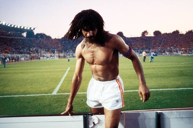 Ruud Gullit (Niederlande) - Abgang mit entblößtem Oberkörper Fußball EM Herren DEUTSCHSPRACHIGE SPORTZEITSCHRIFTEN UND -ZEITUNGEN NUR NACH RÜCKSPRACHE, Europameisterschaft 1988 Einzelbild Nationalmannschaft, Nationalteam, Nationaltrikot Hamburg