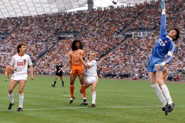 Ruud Gullit (2.v.li., Niederlande) beobachtet, wie sich Torwart Rinat Dassaev (re.) vergeblich nach van Bastens Schuß streckt. Sergeij Aleinikov (li.) und Vagiz Khidiyatullin (alle Sowjetunion) werden auch Zeugen dieses Jahrhunderttores Fußball EM Herren DEUTSCHSPRACHIGE SPORTZEITSCHRIFTEN UND -ZEITUNGEN NUR NACH RÜCKSPRACHE, Europameisterschaft 1988 Gruppe Nationalmannschaft, Nationalteam, Nationaltrikot, München, Endspiel, Dynamik, Höhe,