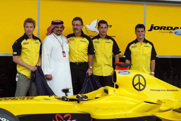 Kronprinz Salman bin Hamad al Khalifa (Bahrain) hat das Jordan-Cosworth-Team um sich versammelt mit Teamchef Eddie Jordan (Irland, Mitte), Nick Heidfeld (li.), Testfahrer Timo Glock (beide Deutschland, 2.v.re.) und Giorgio Pantano (Italien) Motorsport Grand Prix Herren Großer Preis von Bahrain 2004, Formel 1 Weltmeisterschaft, F1, F, GP, WM, Vdig Gruppe Bahrain Racing Circuit Manama