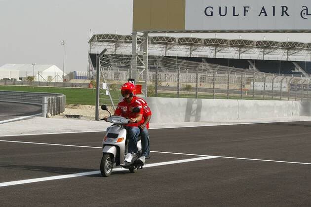 Michael Schumacher (Deutschland Ferrari) - Streckenbesichtigung auf dem Motorroller Motorsport Grand Prix Herren Großer Preis von Bahrain 2004, Formel 1 Weltmeisterschaft, F1, F, GP, WM, Vdig Gruppe Bahrain Racing Circuit Manama