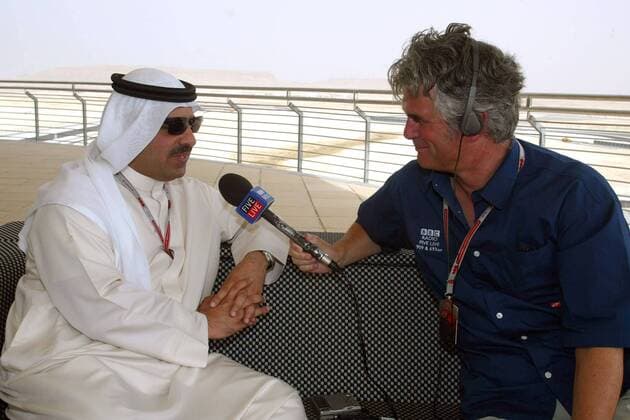 Scheich Fawaz bin Mohammed al-Khalifa (Bahrain), Streckendirektor Bahrain Racing Circuit, im Interview mit BBC-Reporter Steve Slater (Großbritannien) Motorsport Grand Prix Herren Großer Preis von Bahrain 2004, Formel 1 Weltmeisterschaft, F1, F, GP, WM, Vdig Gruppe Bahrain Racing Circuit Manama