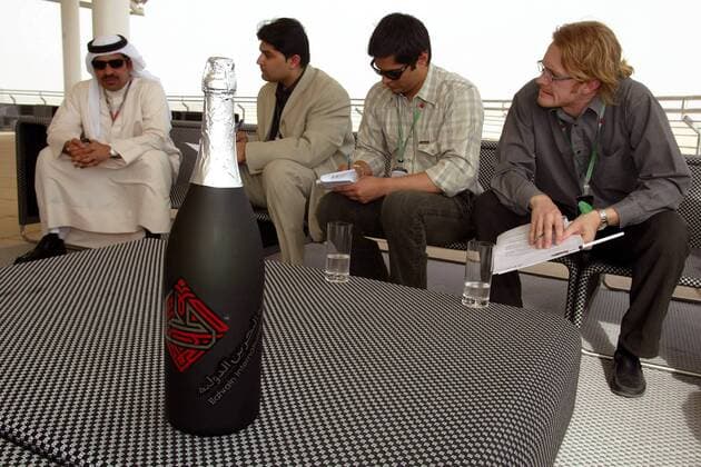 Scheich Fawaz bin Mohammed al-Khalifa (Bahrain, li.) präsentiert Journalisten das neue alkoholfreie Getränk, dass bei der Siegerehrungsfeier in Bahrain den Champagner ersetzen wird - in dem islamisch geprägten Land ist Alkohol verpönt Motorsport Grand Prix Herren Großer Preis von Bahrain 2004, Formel 1 Weltmeisterschaft, F1, F, GP, WM, Vdig Gruppe Bahrain Racing Circuit Manama