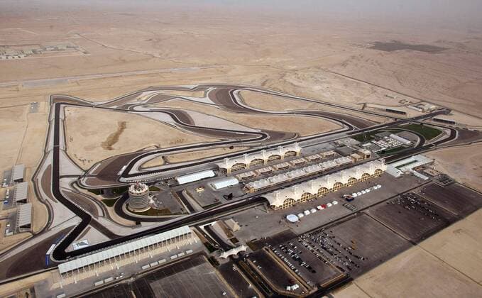 Der Bahrain Racing Circuit inmitten der Wüste Motorsport Grand Prix Herren Großer Preis von Bahrain 2004, Formel 1 Weltmeisterschaft, F1, F, GP, WM, Vdig Totale Bahrain Racing Circuit Manama