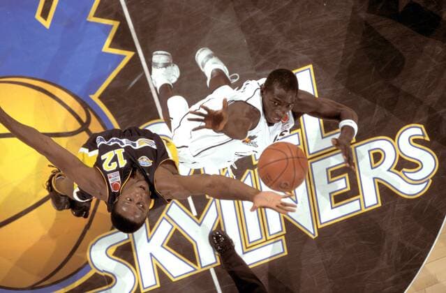 Malick Badiane (Frankfurt, re.) gegen Terry Black (Oldenburg) Basketball 1. BL Herren BBL Saison 2003 2004, Opel Skyliners Frankfurt - EWE Baskets Oldenburg 60:55 Gruppe Frankfurt M. Dynamik, Kampf,