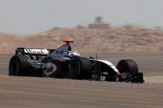 David Coulthard (Schottland McLaren Mercedes) in seinem Boliden Motorsport Grand Prix Herren Großer Preis von Bahrain 2004, Formel 1 Weltmeisterschaft, F1, F, GP, WM, Freies Training, Vdig Einzelbild Bahrain Racing Circuit Manama