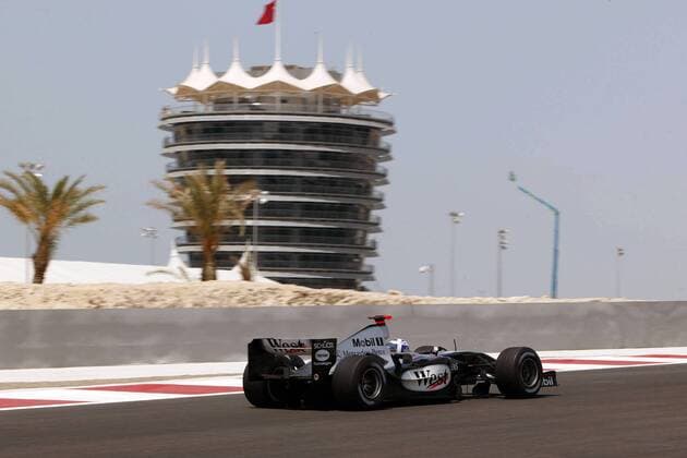 David Coulthard (Schottland McLaren Mercedes) in seinem Boliden Motorsport Grand Prix Herren Großer Preis von Bahrain 2004, Formel 1 Weltmeisterschaft, F1, F, GP, WM, Freies Training, Vdig Einzelbild Bahrain Racing Circuit Manama