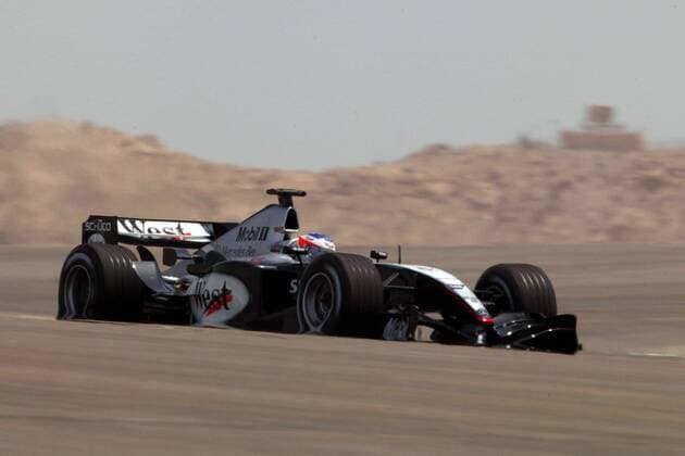 Kimi Räikkönen (Finnland McLaren Mercedes) in seinem Boliden Motorsport Grand Prix Herren Großer Preis von Bahrain 2004, Formel 1 Weltmeisterschaft, F1, F, GP, WM, Freies Training, Vdig Einzelbild Bahrain Racing Circuit Manama