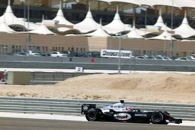 Kimi Räikkönen (Finnland McLaren Mercedes) in seinem Boliden Motorsport Grand Prix Herren Großer Preis von Bahrain 2004, Formel 1 Weltmeisterschaft, F1, F, GP, WM, Freies Training, Vdig Einzelbild Bahrain Racing Circuit Manama