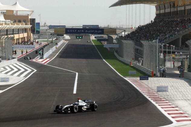 David Coulthard (Schottland McLaren Mercedes) in seinem Boliden vorbei an der Tribüne Motorsport Grand Prix Herren Großer Preis von Bahrain 2004, Formel 1 Weltmeisterschaft, F1, F, GP, WM, Freies Training, Vdig Totale Bahrain Racing Circuit Manama