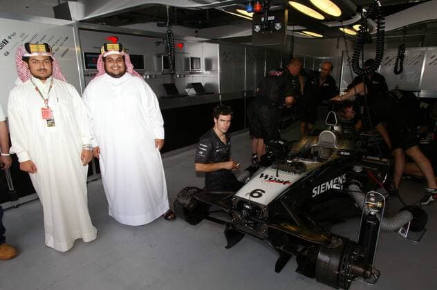 Zwei Scheichs begutachten die Arbeit in der McLaren Box Motorsport Grand Prix Herren Großer Preis von Bahrain 2004, Formel 1 Weltmeisterschaft, F1, F, GP, WM, Freies Training, Vdig Gruppe Bahrain Racing Circuit Manama