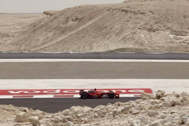 Michael Schumacher (Deutschland Ferrari) fährt in seinem Boliden durch die Wüste, fast Motorsport Grand Prix Herren Großer Preis von Bahrain 2004, Formel 1 Weltmeisterschaft, F1, F, GP, WM, Freies Training, Vdig Totale Bahrain Racing Circuit Manama