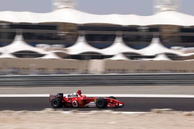 Michael Schumacher (Deutschland Ferrari) in seinem Boliden Motorsport Grand Prix Herren Großer Preis von Bahrain 2004, Formel 1 Weltmeisterschaft, F1, F, GP, WM, Freies Training, Vdig Einzelbild Bahrain Racing Circuit Manama Dynamik