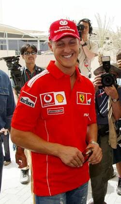 Michael Schumacher (Deutschland Ferrari) präsentiert sich gut gelaunt den Medien Motorsport Grand Prix Herren Großer Preis von Bahrain 2004, Formel 1 Weltmeisterschaft, F1, F, GP, WM, Vdig Einzelbild Bahrain Racing Circuit Manama Freude