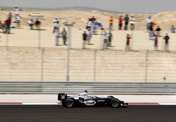 David Coulthard (Schottland McLaren-Mercedes) in seinem Boliden Motorsport Grand Prix Damen Großer Preis von Bahrain 2004, Formel 1 Weltmeisterschaft, F1, F, GP, WM, Vdig Totale Bahrain Racing Circuit Manama Dynamik,