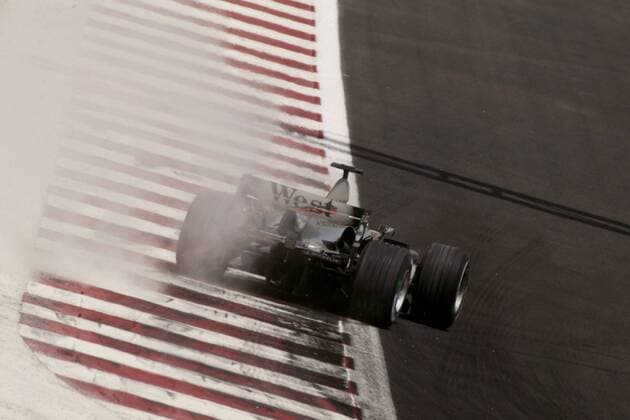 Kimi Räikkönen (Finnland McLaren-Mercedes) - Verbremser auf den Curbs Motorsport Grand Prix Damen Großer Preis von Bahrain 2004, Formel 1 Weltmeisterschaft, F1, F, GP, WM, Vdig, Qualifikation Einzelbild Bahrain Racing Circuit Manama