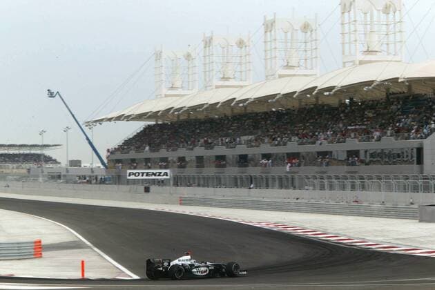 David Coulthard (Schottland McLaren-Mercedes) biegt in seinem Boliden auf die Gegengerade des Bahrain Racing Circuit ein Motorsport Grand Prix Herren Großer Preis von Bahrain 2004, Formel 1 Weltmeisterschaft, F1, F, GP, WM Totale Bahrain Racing Circuit Manama