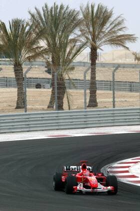 Michael Schumacher (Deutschland Ferrari) dreht an der Spitze einsam seine Runden Motorsport Grand Prix Herren Großer Preis von Bahrain 2004, Formel 1 Weltmeisterschaft, F1, F, GP, WM Totale Bahrain Racing Circuit Manama