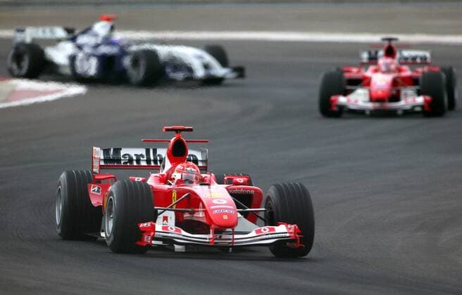 Michael Schumacher (Deutschland) in seinem Boliden vor Barrichello (Brasilien beide Ferrari) Motorsport Grand Prix Herren Großer Preis von Bahrain 2004, Formel 1 Weltmeisterschaft, F1, F, GP, WM Einzelbild Bahrain Racing Circuit Manama