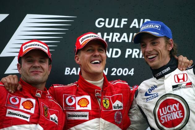 Siegerehrung GP Bahrain 2004, v.li.: Rubens Barrichello (Brasilien), Michael Schumacher (Deutschland beide Ferrari) und Jenson Button (England BAR-Honda) Motorsport Grand Prix Herren Großer Preis von Bahrain 2004, Formel 1 Weltmeisterschaft, F1, F, GP, WM Gruppe Bahrain Racing Circuit Manama Freude,
