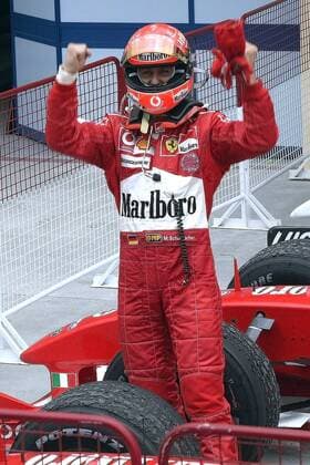 Michael Schumacher (Deutschland Ferrari) jubelt im Parc ferme: Sieg beim GP Bahrain 2004 Motorsport Grand Prix Herren Großer Preis von Bahrain 2004, Formel 1 Weltmeisterschaft, F1, F, GP, WM, Vdig Einzelbild Bahrain Racing Circuit Manama Begeisterung, Freude,