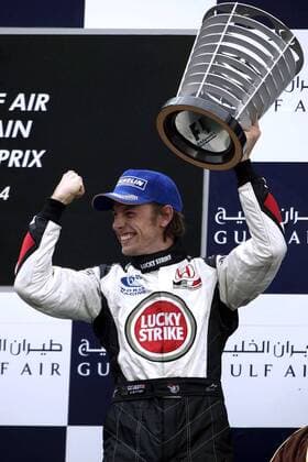 Jenson Button (England BAR-Honda) bejubelt seinen 3. Platz beim GP Bahrain 2004 Motorsport Grand Prix Herren Großer Preis von Bahrain 2004, Formel 1 Weltmeisterschaft, F1, F, GP, WM, Vdig Einzelbild Bahrain Racing Circuit Manama Begeisterung, Freude,