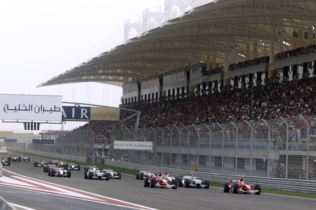 Start GP Bahrain 2004 vor der voll besetzten Grand Stand Tribüne Motorsport Grand Prix Herren Großer Preis von Bahrain 2004, Formel 1 Weltmeisterschaft, F1, F, GP, WM, Vdig Totale Bahrain Racing Circuit Manama