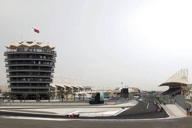 GP Bahrain 2004: Das Fahrerfeld in der Einführungsrunde in der Start- und Zielgeraden Motorsport Grand Prix Herren Großer Preis von Bahrain 2004, Formel 1 Weltmeisterschaft, F1, F, GP, WM, Vdig Totale Bahrain Racing Circuit Manama