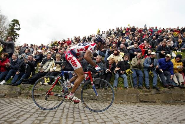 Peter van Petegem (Belgien Lotto Domo) trägt als Vorjahressieger die Hoffnung der belgischen Zuschauer Radsport Herren 88. Flandernrundfahrt 2004, Straßenradsport, Straße, Rad, Vdig Totale Brügge - Meerbeke