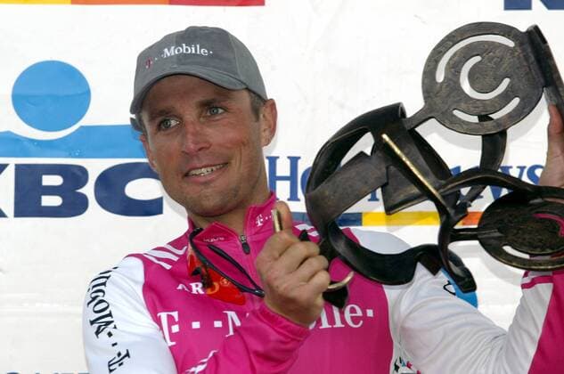 Sieger Steffen Wesemann (Deutschland T Mobile) präsentiert stolz den Pokal der Flandernrundfahrt 2004 Radsport Herren 88. Flandernrundfahrt 2004, Straßenradsport, Straße, Rad, Vdig Einzelbild Brügge - Meerbeke Freude,