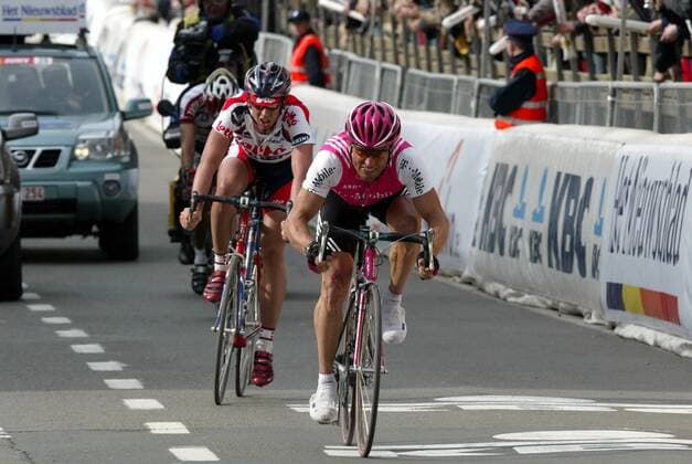 Steffen Wesemann (Deutschland T Mobile) gewinnt den Zielsprint vor Leif Hoste (Belgien Lotto-Domo) Radsport Herren 88. Flandernrundfahrt 2004, Straßenradsport, Straße, Rad, Vdig Gruppe Brügge - Meerbeke Dynamik,