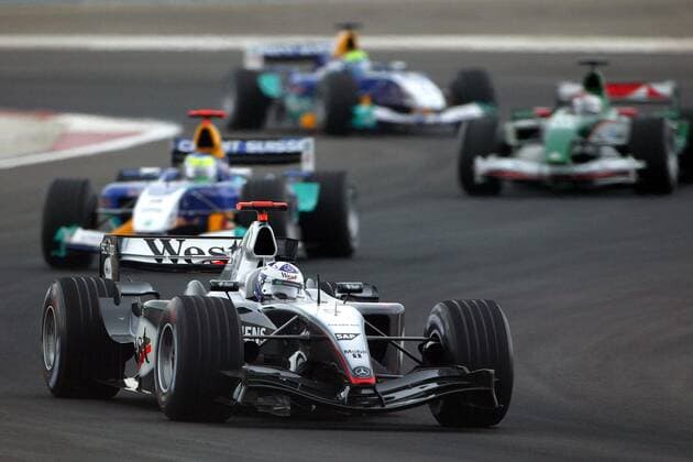 David Coulthard (Schottland McLaren-Mercedes) in seinem Boliden Motorsport Grand Prix Herren Großer Preis von Bahrain 2004, Formel 1 Weltmeisterschaft, F1, F, GP, WM Gruppe Bahrain Racing Circuit Manama