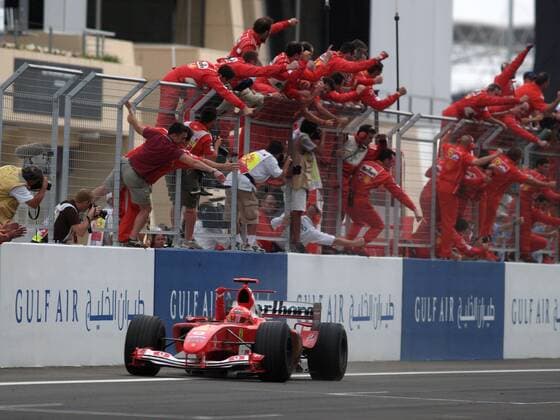 Michael Schumacher (Deutschland Ferrari) läßt sich bei der Zieldurchfahrt von seinem Team feiern Motorsport Grand Prix Herren Großer Preis von Bahrain 2004, Formel 1 Weltmeisterschaft, F1, F, GP, WM, Vdig Totale Bahrain Racing Circuit Manama Freude, Begeisterung,