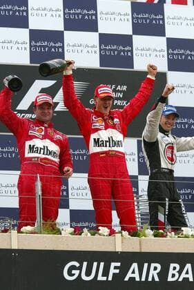 Siegerehrung GP Bahrain 2004, v. li.: Rubens Barrichello (Brasilien), Michael Schumacher (Deutschland beide Ferrari) und Jenson Button (England BAR-Honda) Motorsport Grand Prix Herren Großer Preis von Bahrain 2004, Formel 1 Weltmeisterschaft, F1, F, GP, WM, Vdig, Gruppe Bahrain Racing Circuit Manama Begeisterung, Freude,
