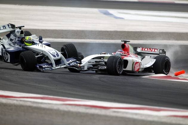 Ralf Schumacher (Deutschland BMW-Williams) hebt nach Zusammenstoß mit Takuma Sato (Japan BAR-Honda) ab Motorsport Grand Prix Herren Großer Preis von Bahrain 2004, Formel 1 Weltmeisterschaft, F1, F, GP, WM Gruppe Bahrain Racing Circuit Manama