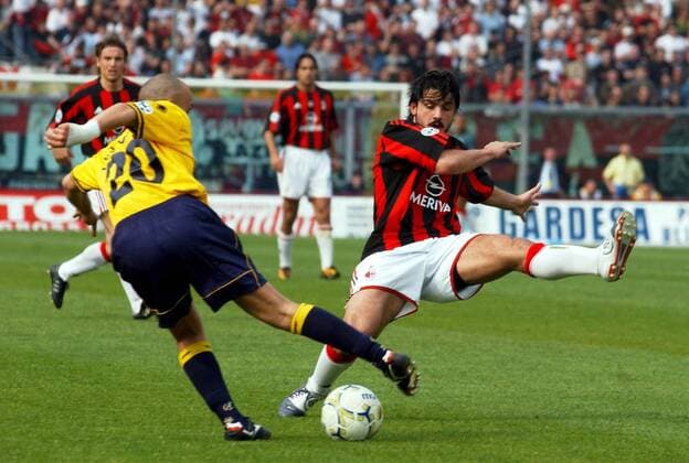 Gennaro Gattuso (re., Milan) wird von Fabio Vignaroli (Modena) verladen Fußball Herren Serie A 2003 2004, 1. Italienische Liga, FC Modena - AC Mailand 1:1, Vdig Gruppe Modena Dynamik,